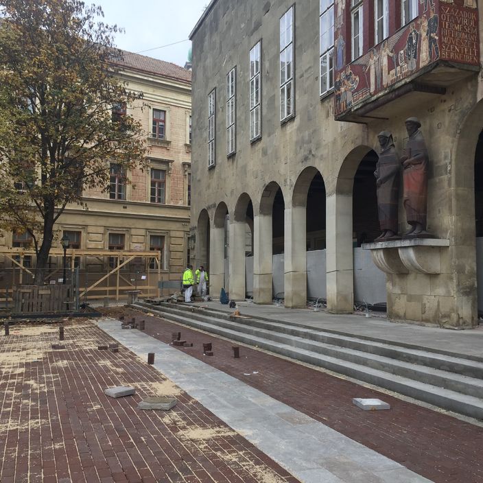 A tér építés közben: készül a klinker és porfír burkolat