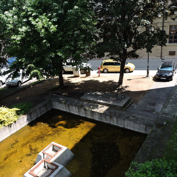 Előtte: a tér 2016 nyarán